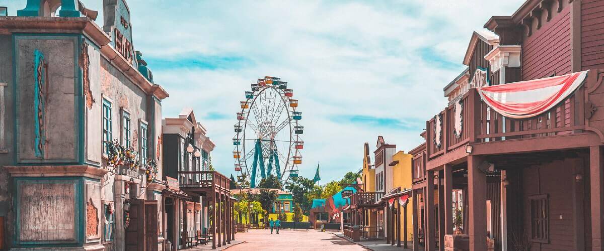 Rua do Wild West com roda-gigante ao fundo